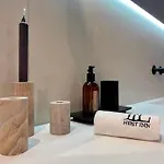 Host Sleek Lyon
